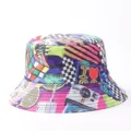 Vista detallada del sombrero de pescador retro con estampado graffiti y coloridos diseños. - Talla única / Fonógrafo de los 80