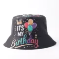 Primer plano detallado del sombrero de pescador negro con globos de cumpleaños y texto. - Talla única / Happy Birthday 2