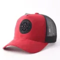 Rode suède truckerpet met mesh, ademende honkbalpet voor buitenactiviteiten en stijl. - Rood Suède Ronde Patch Mesh Pet