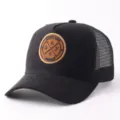 Gedetailleerd aanzicht van zwarte suèdine mesh trucker cap met ronde reliëf patch op de voorzijde. - Zwart Suède Ronde Patch Mesh Pet