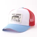 Gorra de béisbol con parche de malla, ala azul claro, frente blanco y malla trasera roja. - Ajustable / Gorra Malla Parche Pez / Blanco Azul Claro