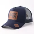 Gorra trucker azul marino con parche de cuero de vaca y parte trasera de malla transpirable - Estilo Parche Cuero Vaca (BQ657) / Azul marino