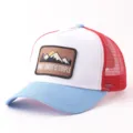 Gorra de béisbol de malla azul blanca roja, trucker elegante para protección solar exterior. - Ajustable / Gorra Malla Parche Montaña / Blanco Azul Claro