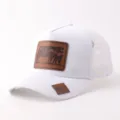 Gorra trucker blanca de malla con parche de cuero de vaca y acento de mapa de EE. UU. - Estilo Parche Cuero Vaca (BQ657) / Blanco