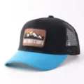Gorra de béisbol tipo camionero de malla negra y azul con parche bordado de montaña único. - Ajustable / Gorra Malla Parche Montaña / Azul Negro