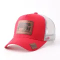 Gorra trucker roja con parte trasera de malla y parche de cuero de vaca, estilo. - Estilo Parche Cuero Vaca (BQ657) / Rojo