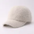 Detalle de gorra de béisbol de punto de felpa, estilo minimalista cálido y cómodo. - Ajustable / Punto Liso Beige