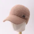 Cómoda gorra de béisbol de punto caqui de invierno con brillante logotipo M de estrás. - Ajustable / Visera sin Corona con Logo M / Caqui