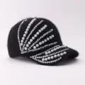 Gros plan détaillé d'une casquette de baseball noire duveteuse avec strass et perles. - Réglable / Style Casquette Pleine / Noir