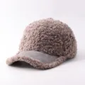 Vista detallada de la gorra de béisbol de invierno de felpa suave con visera de ante. - Ajustable / Lana de Cordero Ala de Ante Café Claro
