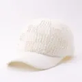 Gros plan detaille de casquette de baseball en tricot strass, decor de cristal. - Réglable / Strass Carré / Blanc