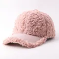 Detalle gorra de béisbol de borreguito rosa, textura felpa suave, visera curvada cálida. - Ajustable / Lana de Cordero Ala de Ante Rosa