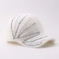 Casquette de baseball tricotée blanche d'hiver avec des strass brillants et des perles. - Réglable / Style Casquette Pleine / Blanc