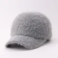 Primer plano de gorra de béisbol de punto mullido gris, textura de felpa suave y visera curva. - Ajustable / Punto Liso Gris