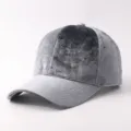 Cappellino da baseball in velluto grigio dettaglio, texture morbida, inverno casual usura. - Regolabile / Grigio