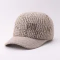 Vue détaillée d'une casquette de baseball en tricot chaud d'hiver avec des strass. - Réglable / Strass Carré / Kaki