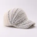 Detail casquette tricot beige, bonnet chaud en peluche orne de perles et de strass scintillants. - Réglable / Style Casquette Pleine / Beige
