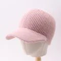 Vista detallada del gorro de punto rosa con parte superior abierta y textura de punto acanalado. - Ajustable / Visera sin Corona Simple / Rosa