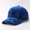 Primo piano del berretto da baseball in velluto blu con dettagli della consistenza morbida. - Regolabile / Blu Zaffiro