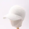 Vista detallada de la gorra de béisbol de punto blanco, textura suave y acanalada. - Ajustable / Visera sin Corona Simple / Blanco
