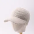 Primer plano de la gorra de béisbol tejida con textura acanalada suave y color beige cálido. - Ajustable / Visera sin Corona Simple / Beige