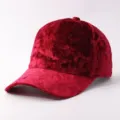 Cappellino da baseball in velluto rosso invernale, design minimalista a tinta unita. - Regolabile / Rosso
