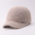 Vista detallada de gorra de béisbol de punto felpa en caqui claro, textura suave y visera curvada. - Ajustable / Punto Acanalado Caqui Claro