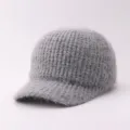 Vista detallada de la gorra de béisbol de punto mullido en gris con textura suave. - Ajustable / Punto Acanalado Gris