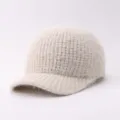 Detalle de gorra de béisbol de punto mullido, textura cálida y suave, visera curvada diseño. - Ajustable / Punto Acanalado Beige