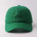 Vista detallada de la gorra de béisbol de algodón verde liso con costuras limpias y pulidas. - Ajustable / Parte Superior Suave Lisa / Verde