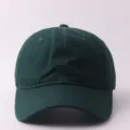 Gorra de béisbol de algodón verde oscuro, vista frontal detallada con ala clásica. - Ajustable / Parte Superior Suave Lisa / Verde Oscuro