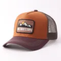 Gorra de béisbol camionero de malla marrón con parche de montaña bordado, sombrero. - Ajustable / Gorra Malla Parche Montaña / Café Marrón