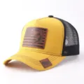 Gorra de camionero de malla amarilla y negra con parche de cuero para uso al aire libre. - Ajustable / Estilo Parche Cuero Pez (BQ657) / Amarillo
