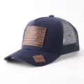Gorra trucker de malla azul marino para hombre con parche de cuero de bandera de pescado, transpirable. - Ajustable / Estilo Parche Cuero Pez (BQ657) / Azul marino