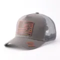 Gorra de camionero gris de malla con parche de cuero marrón, estilo casual outdoor clásico. - Ajustable / Estilo Parche Cuero Pez (BQ657) / Gris claro