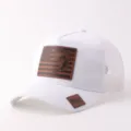 Gorra trucker blanca con parche de cuero marrón bandera de pez, gorra de malla transpirable. - Ajustable / Estilo Parche Cuero Pez (BQ657) / Blanco