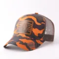 Gorra trucker de camuflaje naranja con parche de cuero animal, malla transpirable exterior. - Estilo Parche Cuero León (BQ657) / Camuflaje Naranja