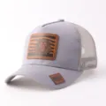 Gorra trucker gris de malla con parche de cuero de león, gorra deportiva transpirable. - Estilo Parche Cuero León (BQ657) / Gris claro