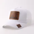 Gorra trucker blanca con parche de cuero de león marrón, malla transpirable de moda y estilo. - Estilo Parche Cuero León (BQ657) / Blanco