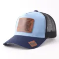Gorra trucker azul de malla con parche de cuero marrón, gorra deportiva casual y cómoda. - Ajustable / Estilo Parche Cuero Camión (BQ657) / Azul Claro y Azul Marino