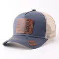 Gorra trucker gris con parte trasera de malla y parche de cuero marrón con tractor y bandera. - Ajustable / Estilo Parche Cuero Camión (BQ657) / Gris oscuro