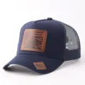 Gorra trucker azul marino con malla y parche de cuero marrón, estilo outdoor casual. - Ajustable / Estilo Parche Cuero Camión (BQ657) / Azul marino
