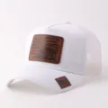 Gorra trucker blanca con parche de cuero marrón, gorra de béisbol de malla transpirable. - Ajustable / Estilo Parche Cuero Camión (BQ657) / Blanco