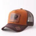 Gorra trucker marrón con parche de cuero gallo, gorra de malla casual para uso al aire libre. - Estilo Parche Cuero Gallo (BQ657) / Marrón café