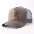 Gorra trucker gris con parche de cuero gallo bandera USA, gorra malla casual exterior. - Estilo Parche Cuero Gallo (BQ657) / Gris claro
