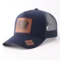 Gorra trucker azul marino con parche de cuero y malla trasera transpirable para exteriores. - Estilo Parche Cuero Gallo (BQ657) / Azul marino