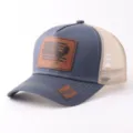 Gorra trucker clásica con parte trasera de malla transpirable y parche de cuero con gallo. - Estilo Parche Cuero Gallo (BQ657) / Gris oscuro