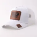 Gorra trucker blanca con parche de cuero de gallo, parte posterior de malla transpirable y cierre. - Estilo Parche Cuero Gallo (BQ657) / Blanco
