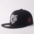Dettaglio cappellino da baseball nero con visiera piatta, testa di tigre e graffi rossi. - Regolabile / Stile Testa di Tigre / Bianco e nero
