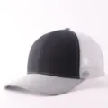 Gorra trucker clásica de dos tonos con parte trasera de malla blanca y visera curva en detalle. - Ajustable / Negro Gris Bloques Color Malla Blanca